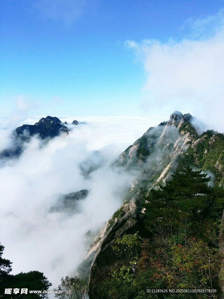 云雾缭绕的壮美山峦