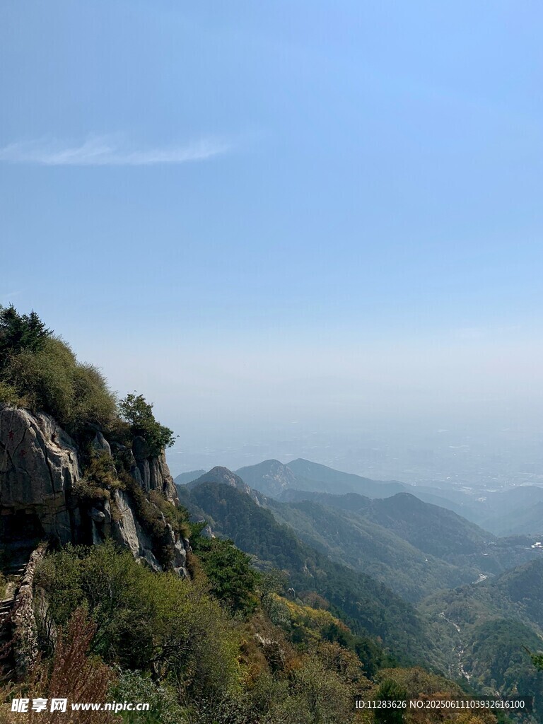 远眺连绵山峦