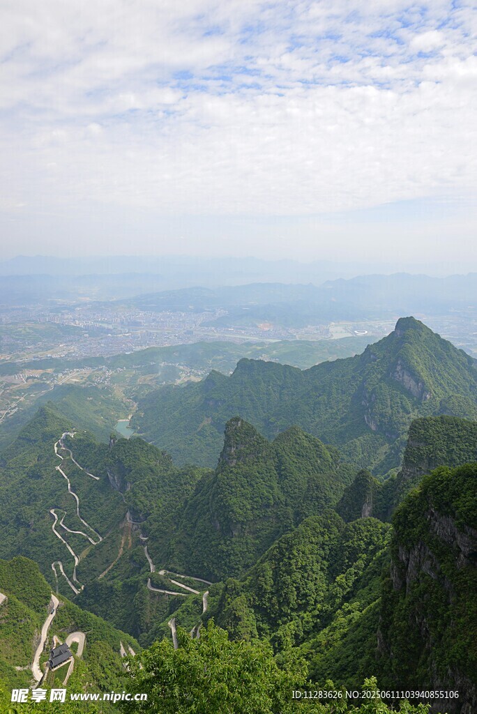山峦叠翠间的壮美风光