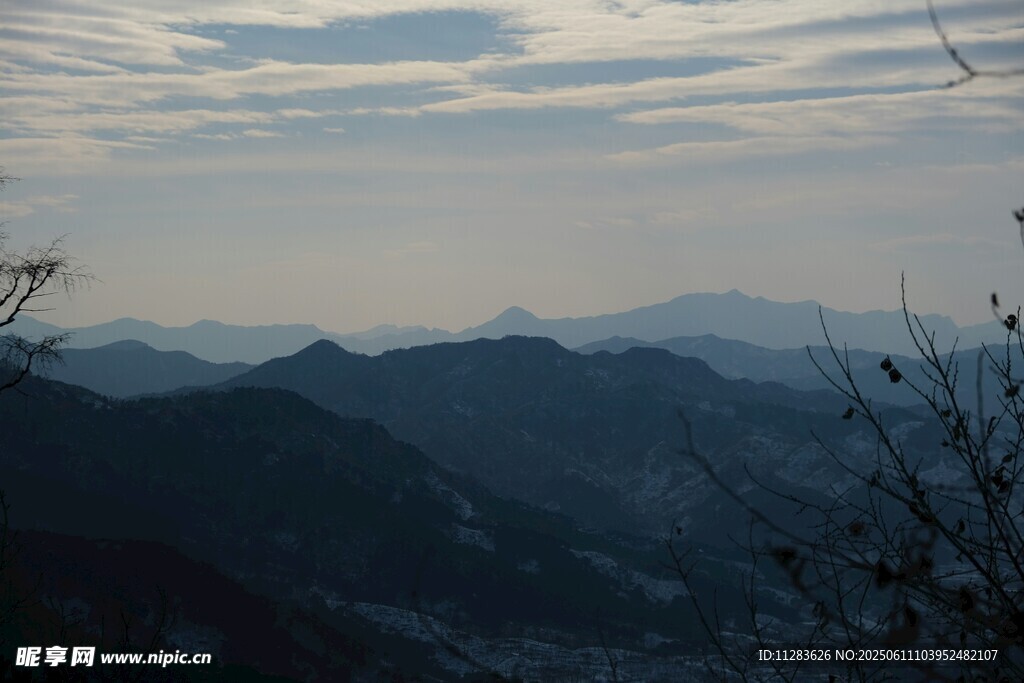 山峦云海间的壮美景色