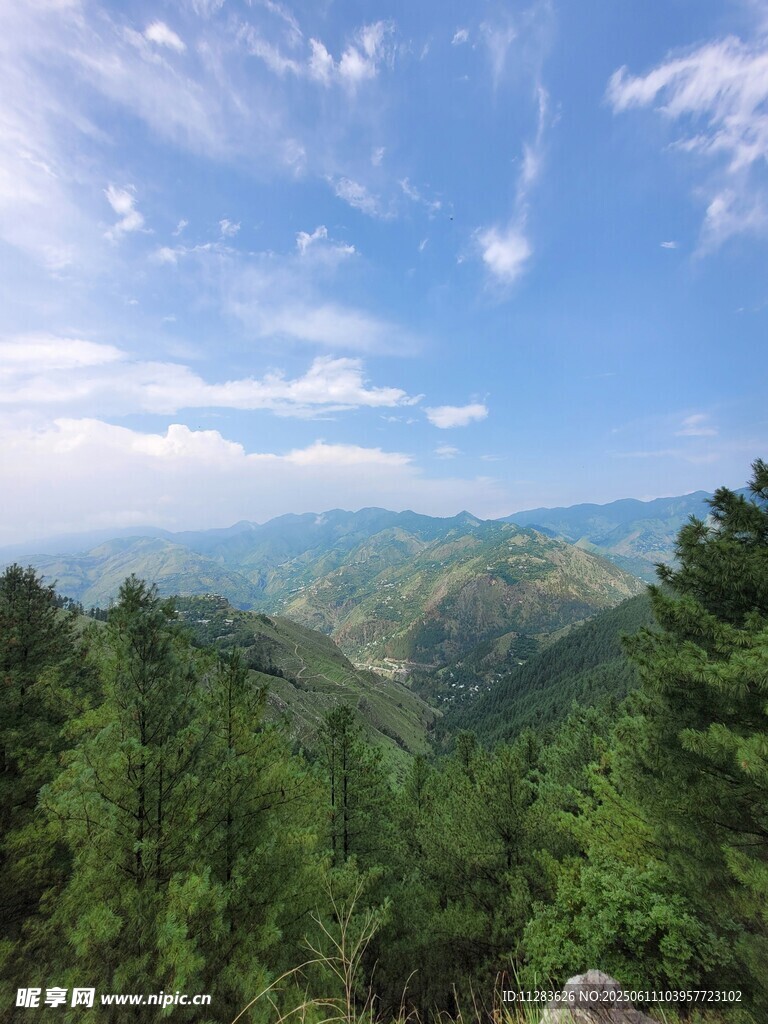 青山蓝天间的秀丽山林景色