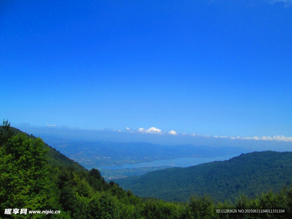 青山蓝天间的壮美山景