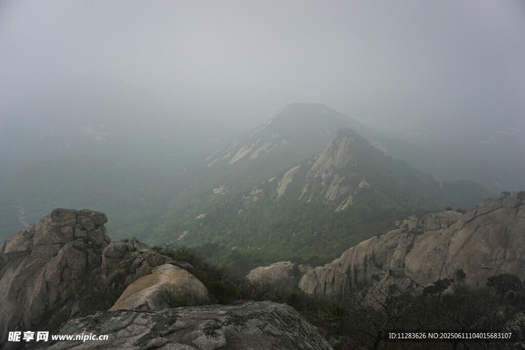 雾中朦胧山峦景色