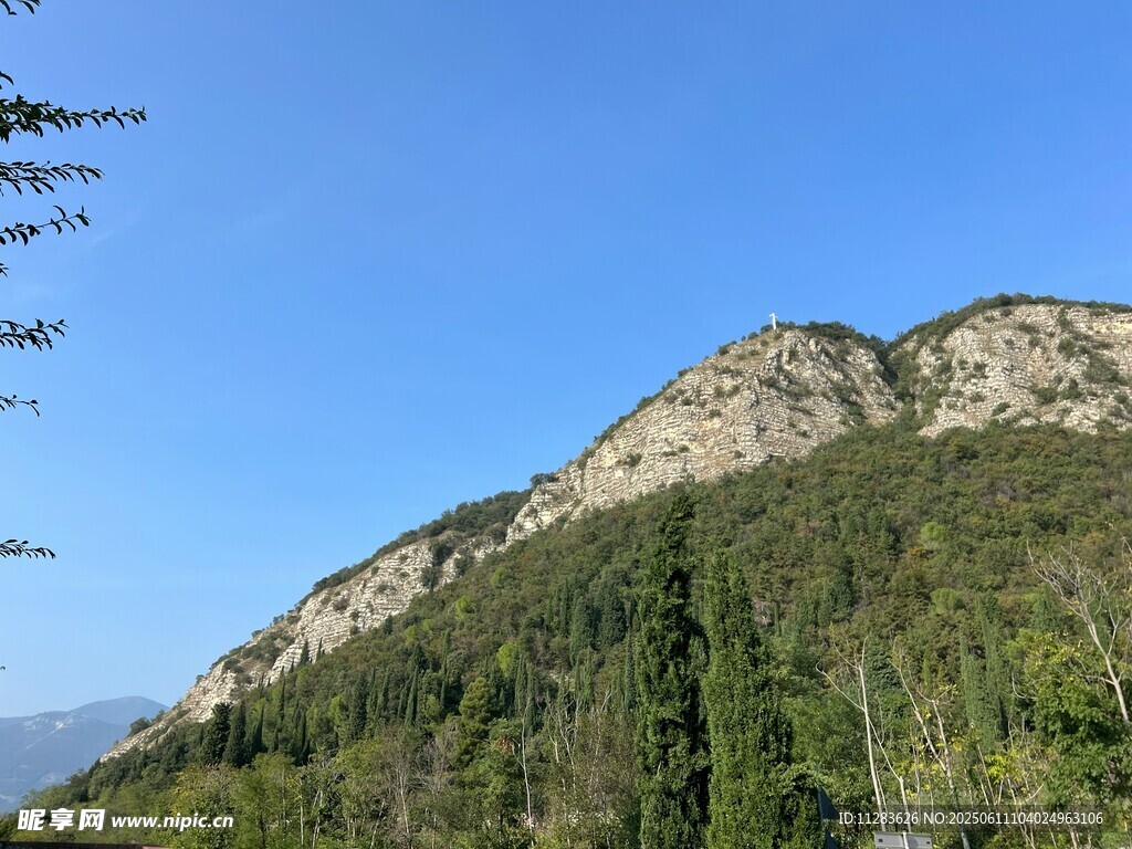 巍峨青山绿树环绕
