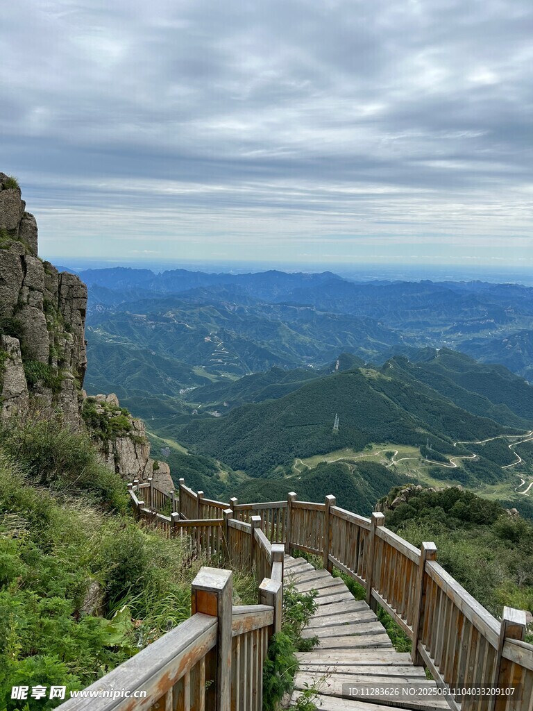 山间栈道赏壮丽风景