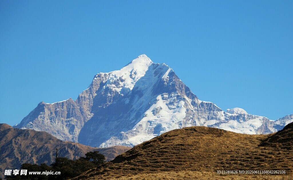 巍峨雪山壮丽景观