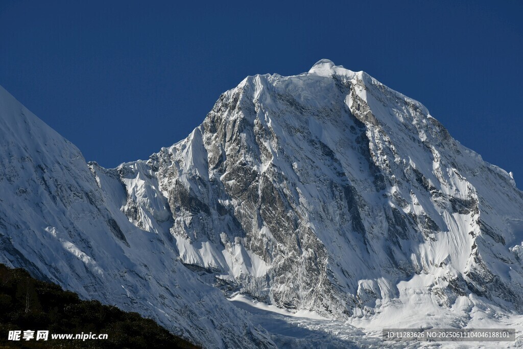 巍峨雪山壮丽景致
