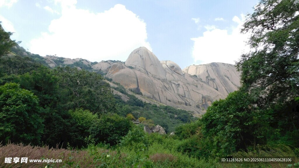 山间绿意环绕的巍峨山峰