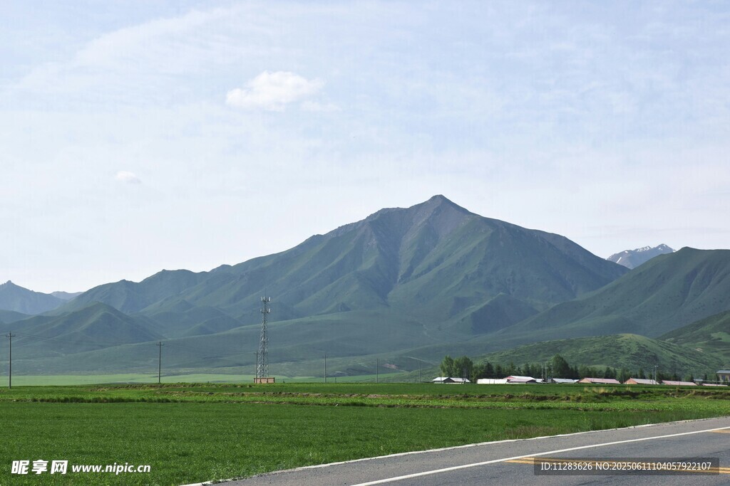公路旁的青山绿野风光