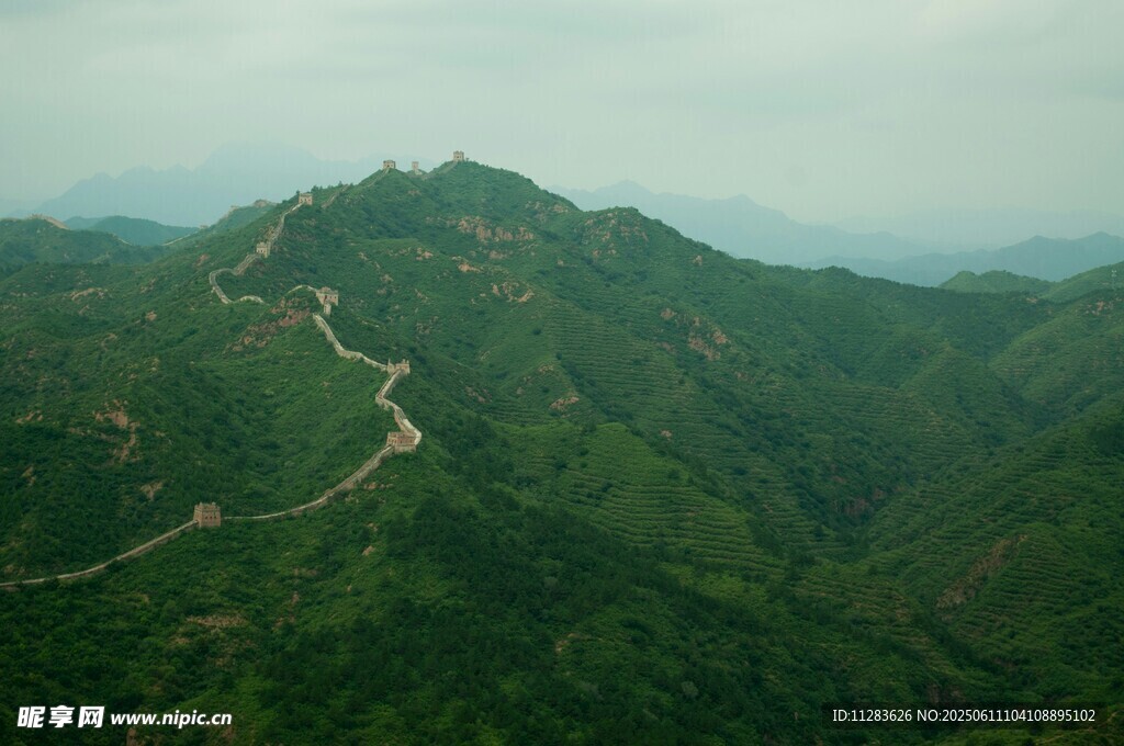 山峦间蜿蜒公路美景