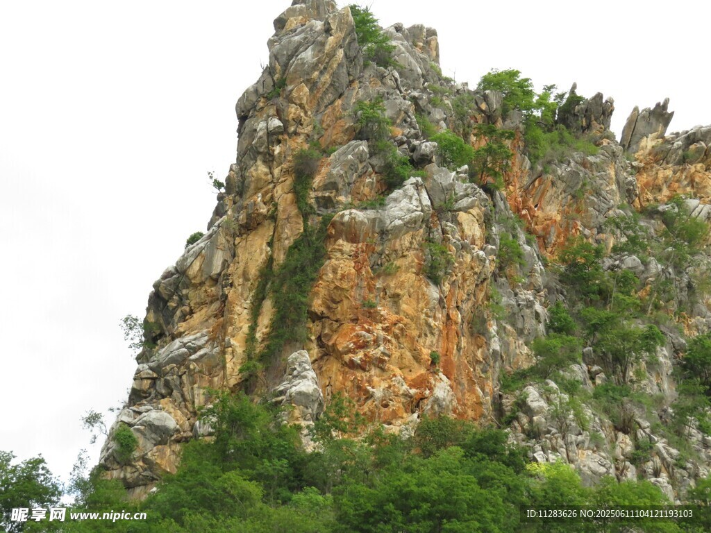 巍峨嶙峋的岩石山峰