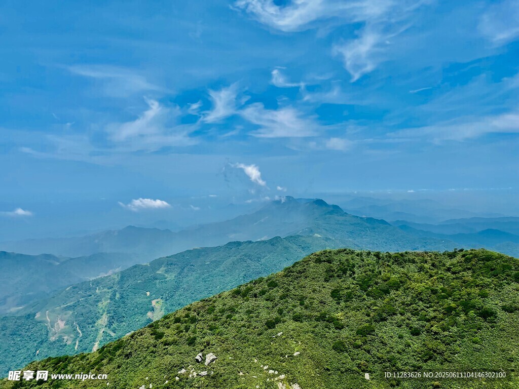 青山蓝天美景