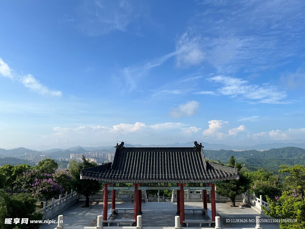 山顶中式建筑俯瞰美景