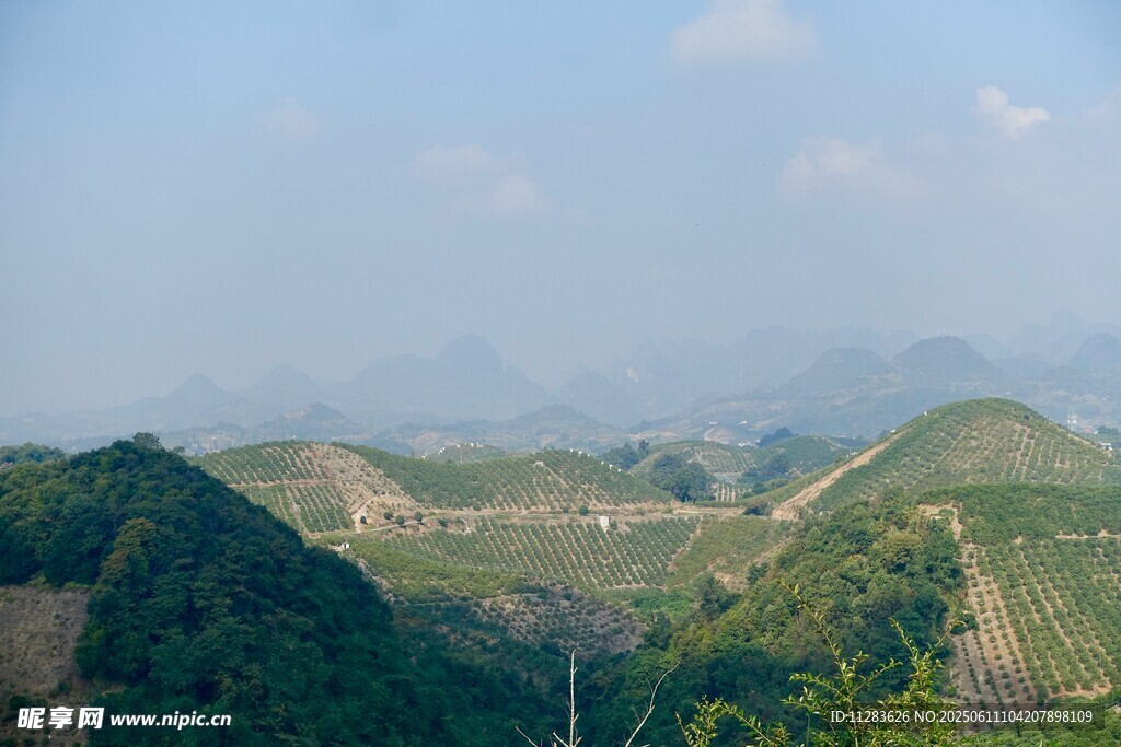 青山连绵的秀丽自然风光