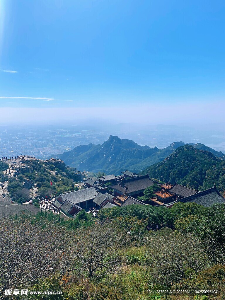 山巅俯瞰古建与连绵山峦