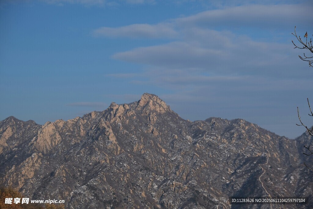 巍峨山峦映蓝天