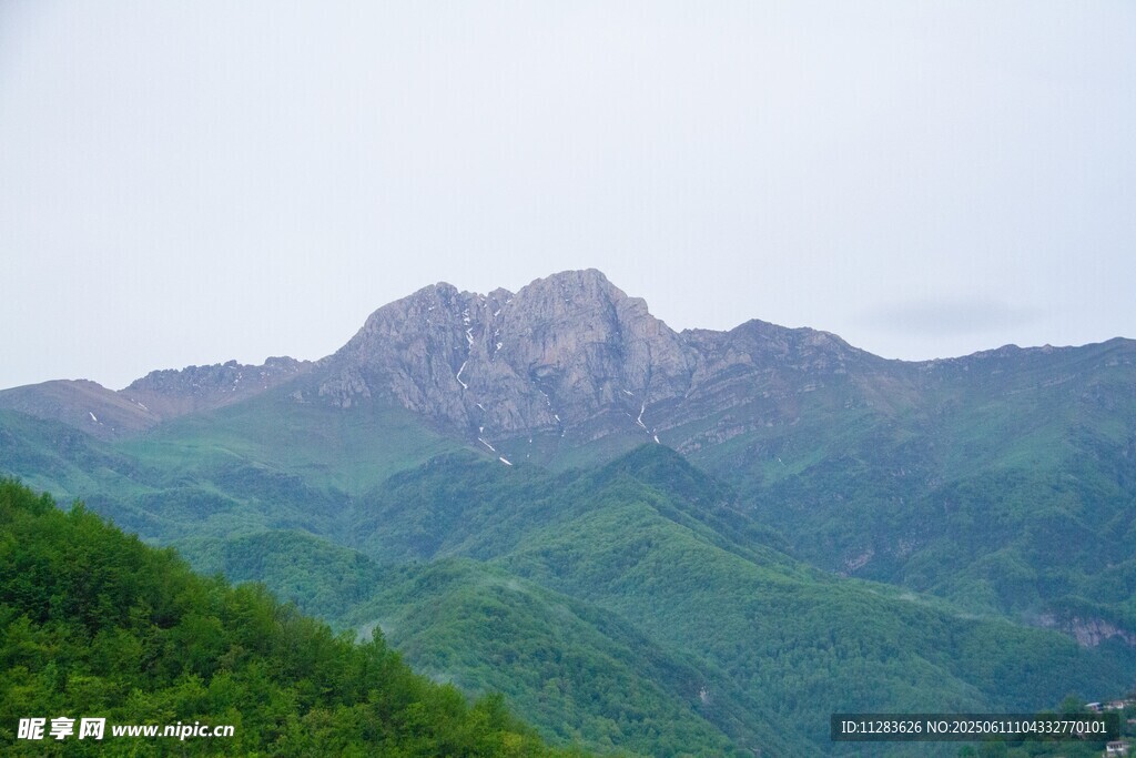 青山巍峨的壮丽山景
