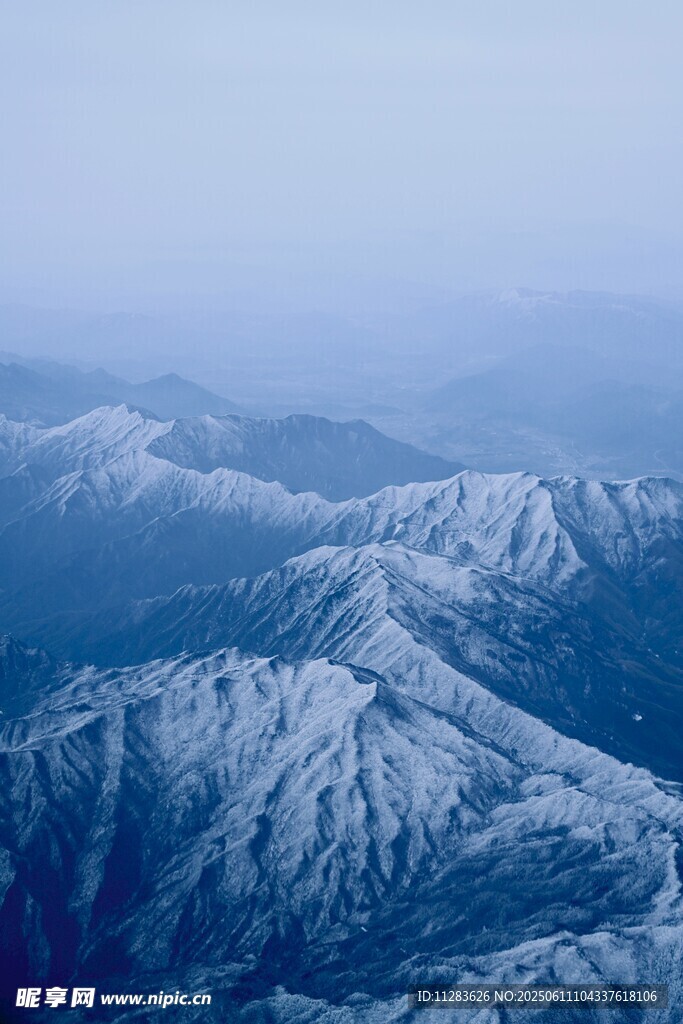 雪覆山峦壮丽景致