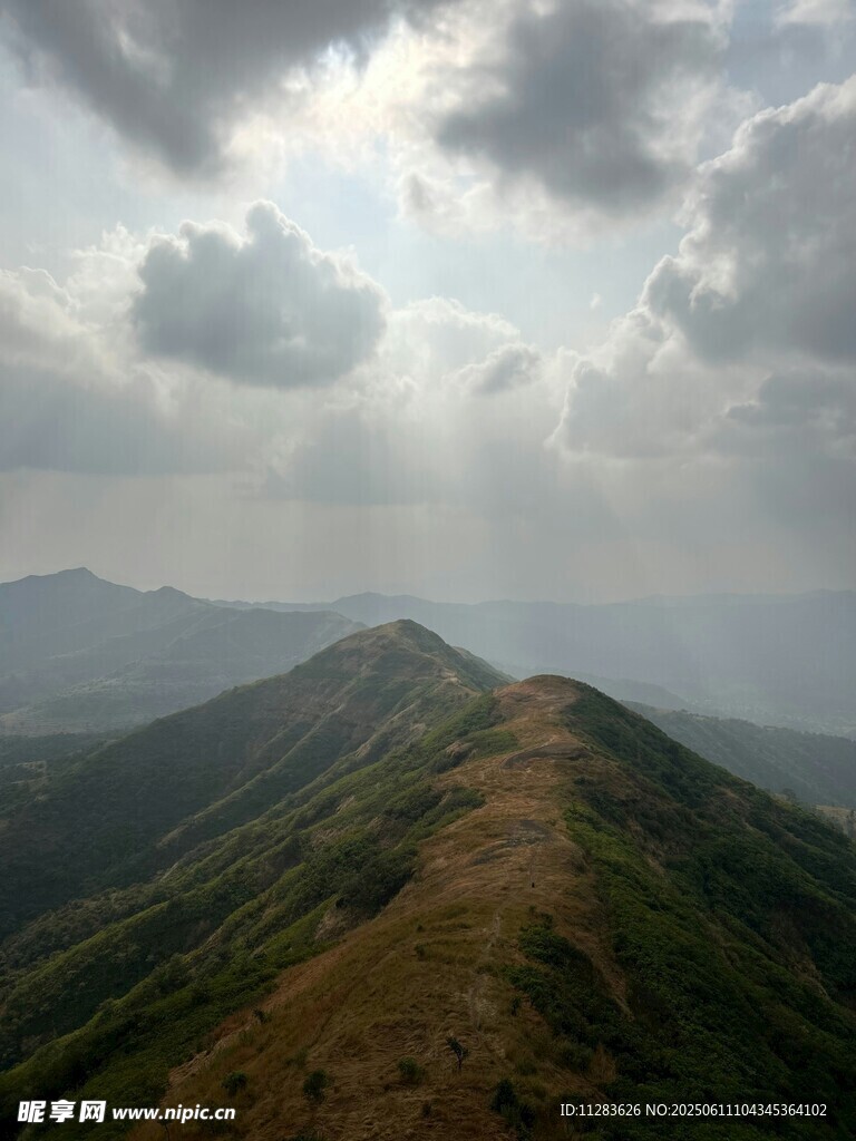 山峦云海间的壮美风光