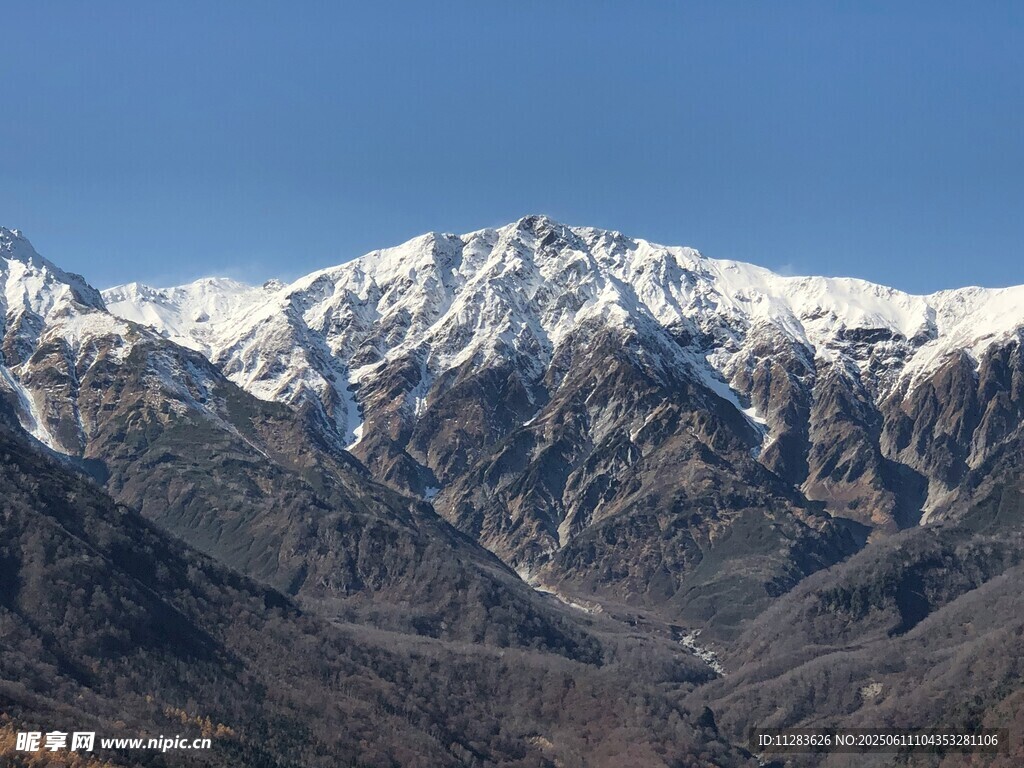 巍峨雪山壮丽景致