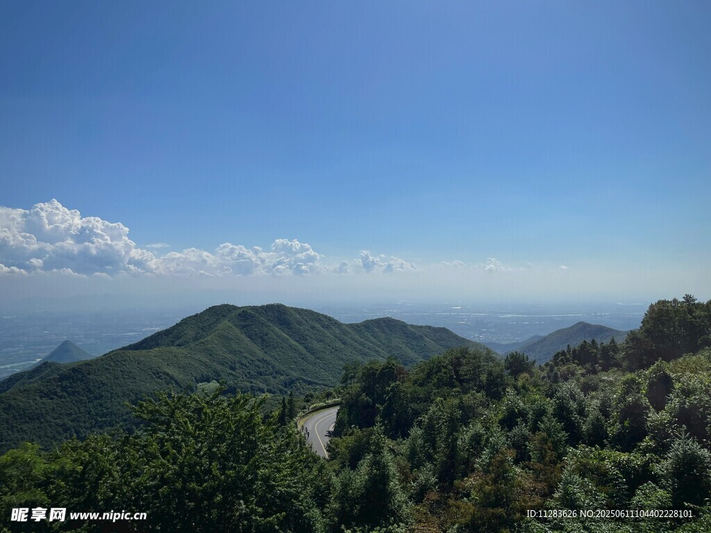 青山蓝天间的葱郁山林