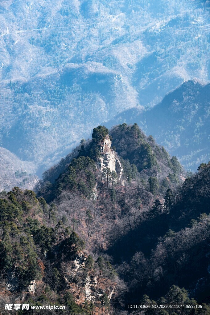 巍峨山峦间的秀丽景致