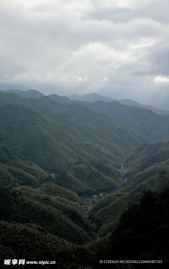 山峦云海间的壮美风光