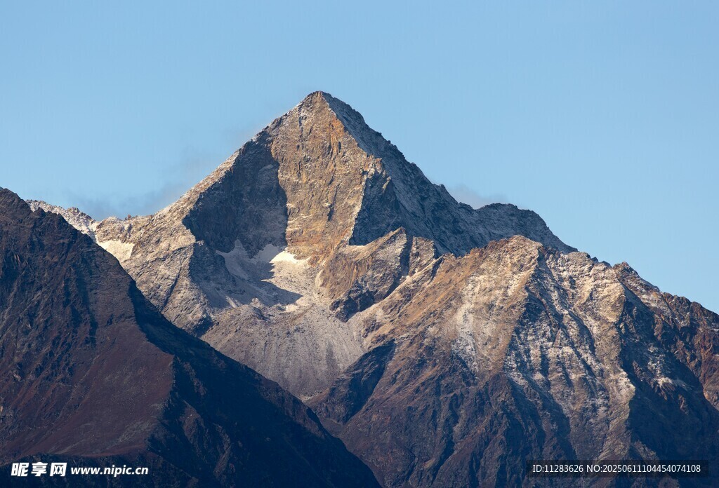 巍峨壮丽的高山景观