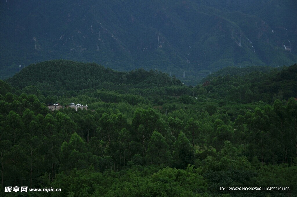 青山绿野间的静谧景致
