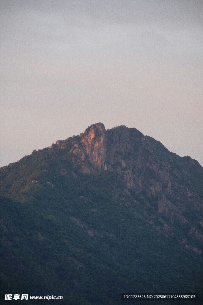 黄昏下的巍峨山峰