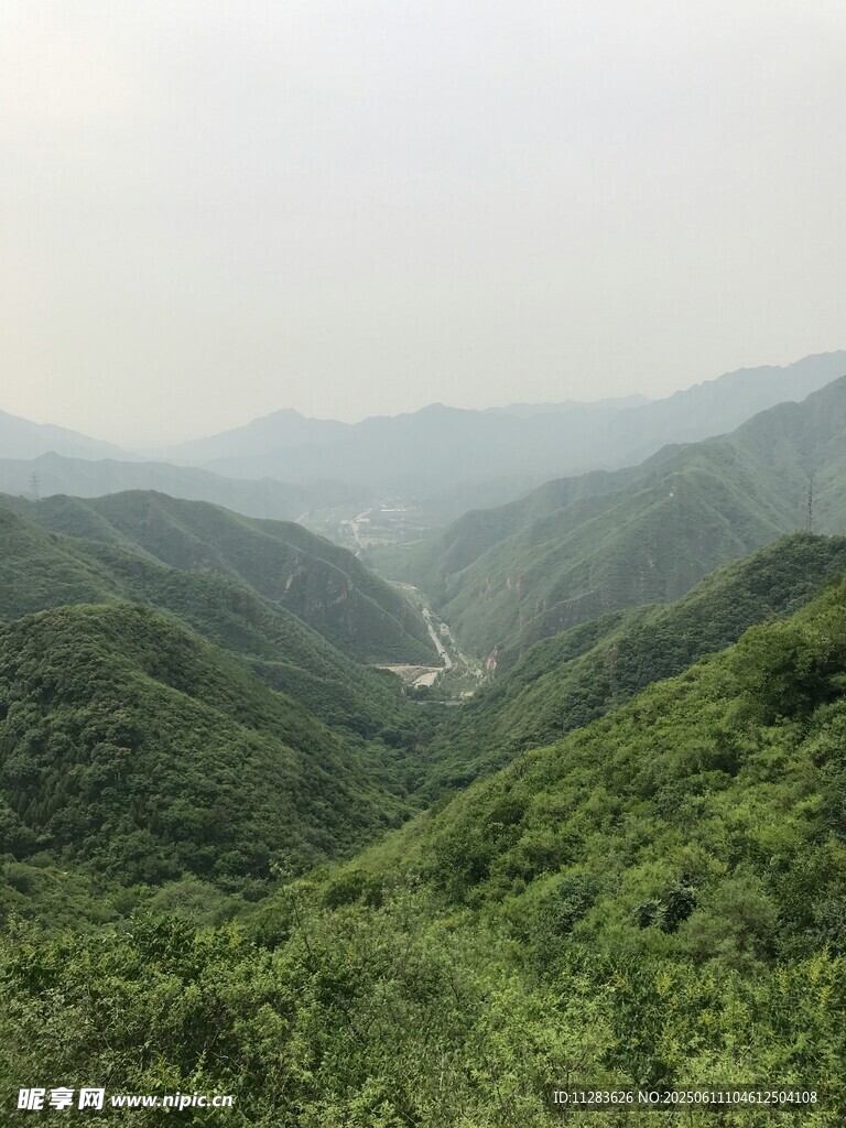 青山连绵的秀丽山谷景色