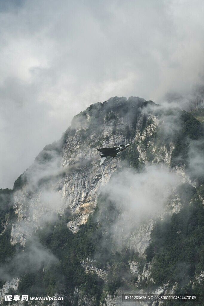云雾缭绕的巍峨山峰