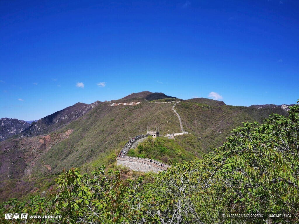 山间蜿蜒公路美景