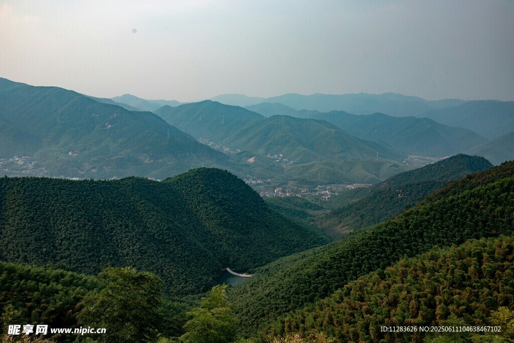 山峦叠翠的壮美自然景观