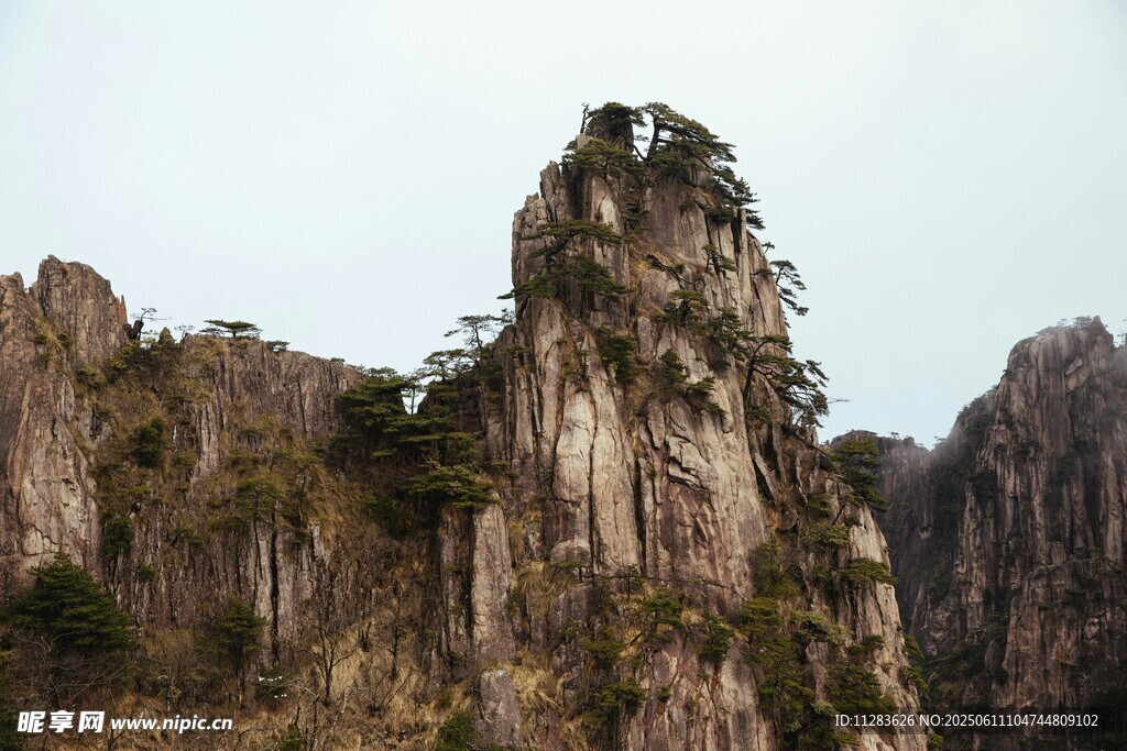 奇峰耸立的壮丽山景