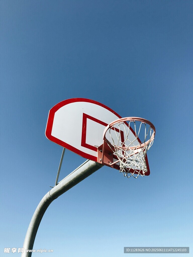 蓝天中的篮球框