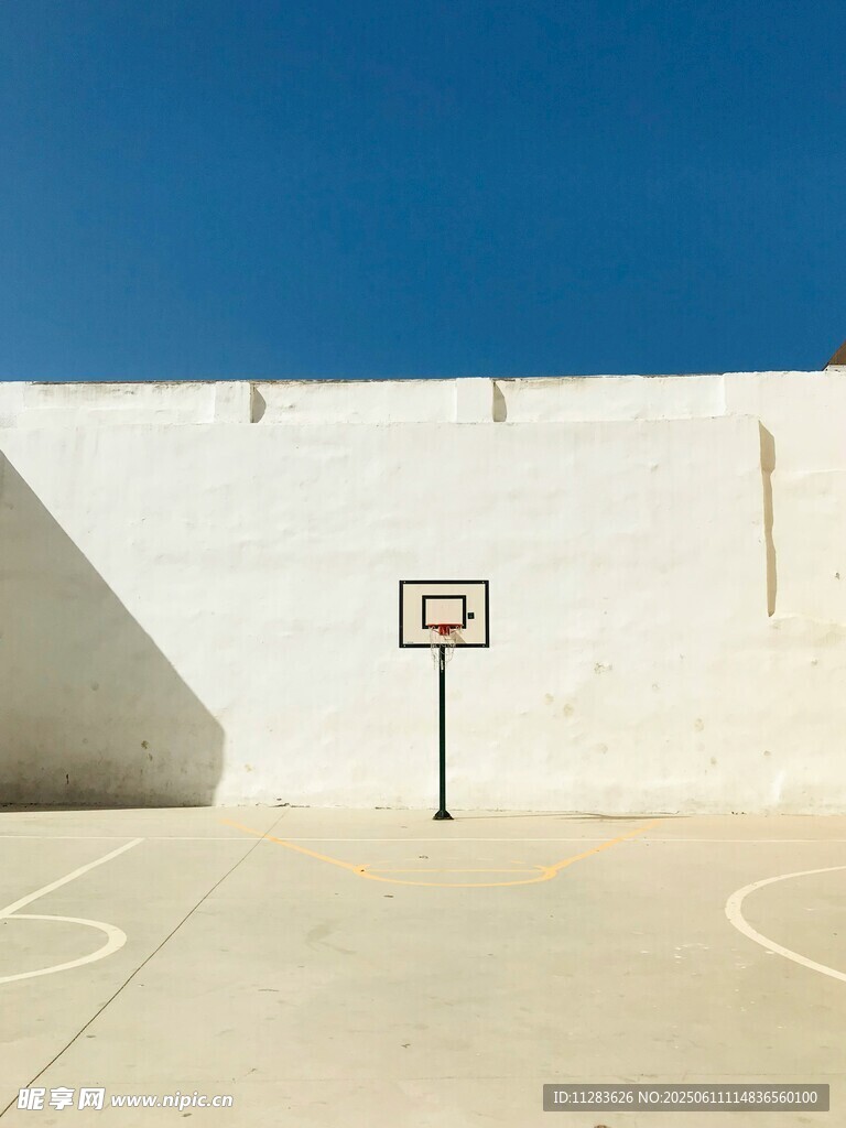 空旷场地中的篮球架