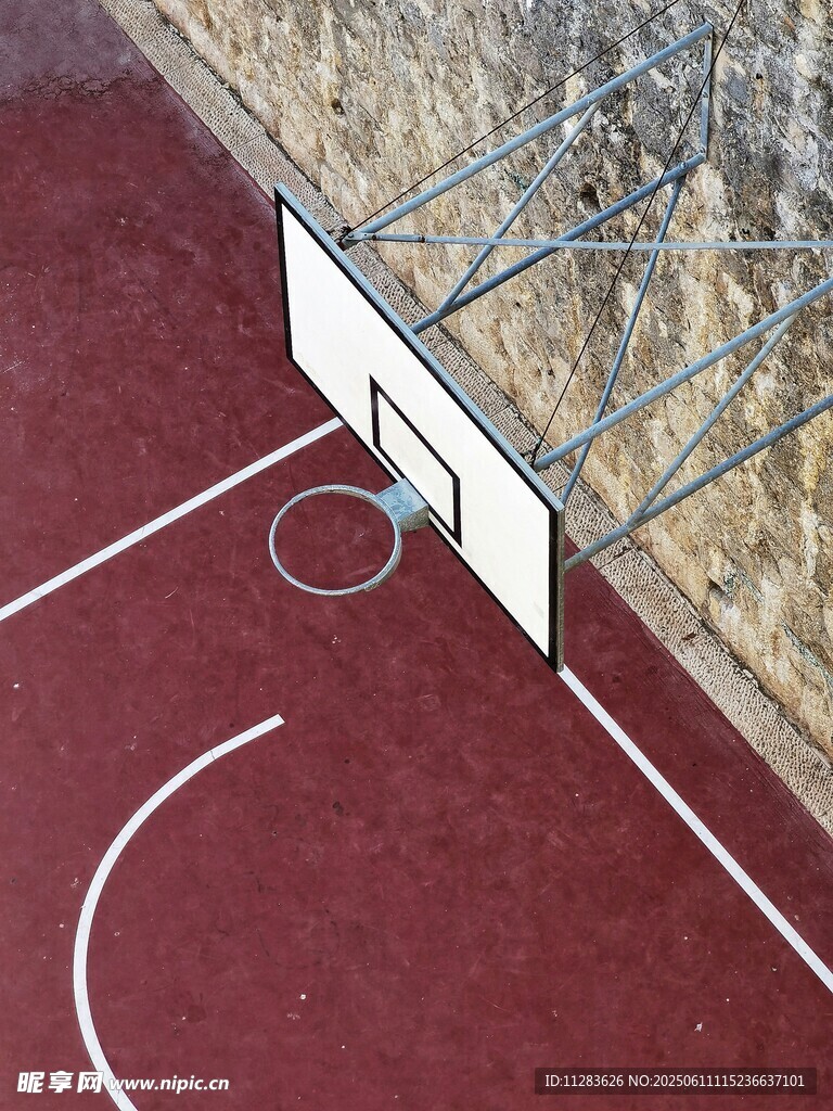 户外红色篮球场地一角