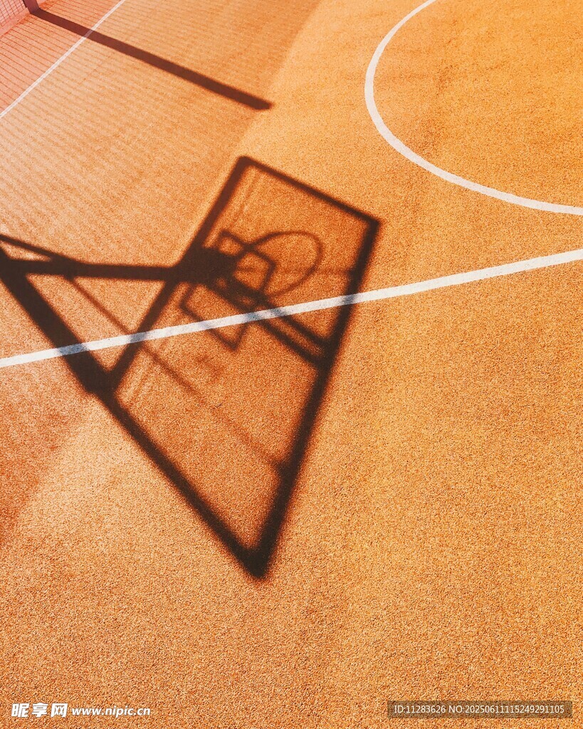 篮球场上的篮筐影子