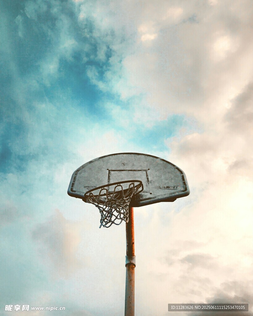 篮筐矗立在蓝天白云下
