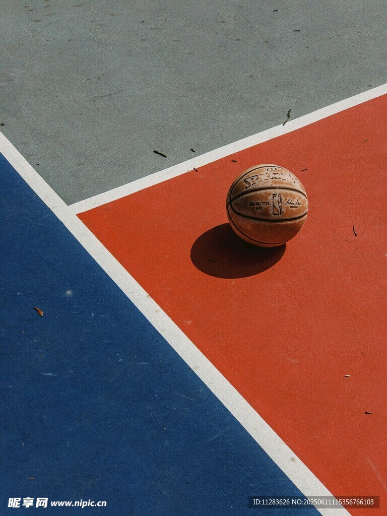 篮球置于多彩球场角落
