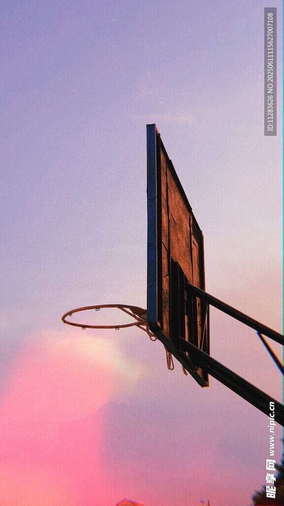 夕阳下的篮球架