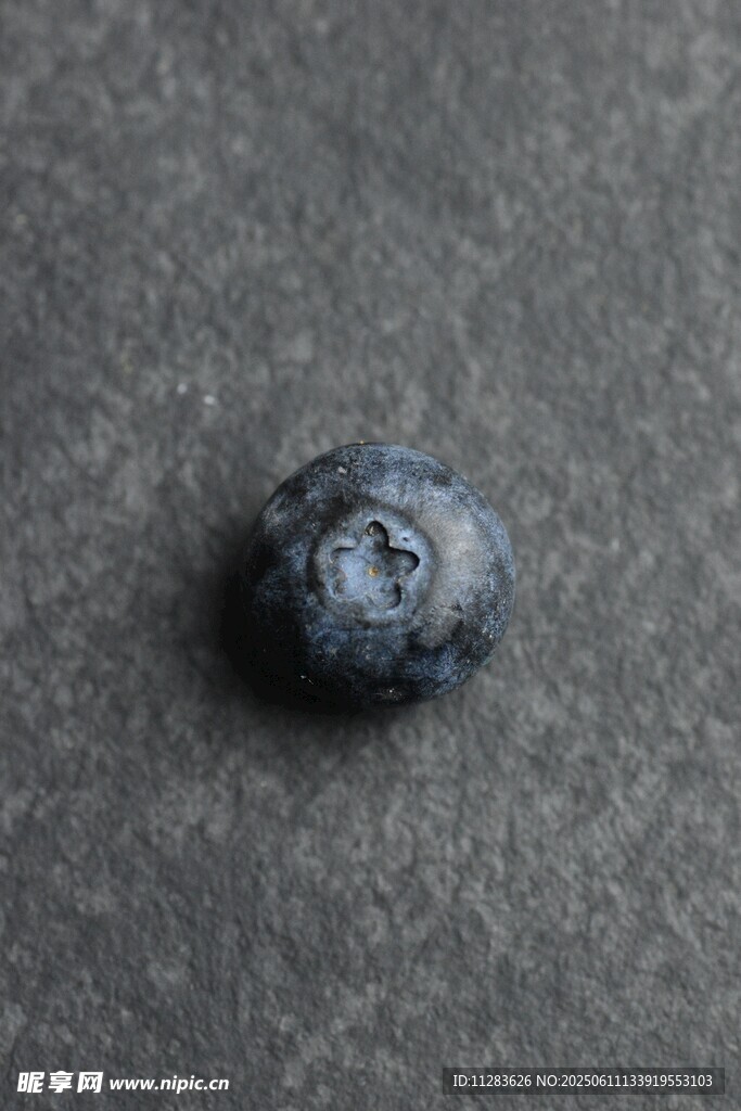 一颗饱满的新鲜蓝莓