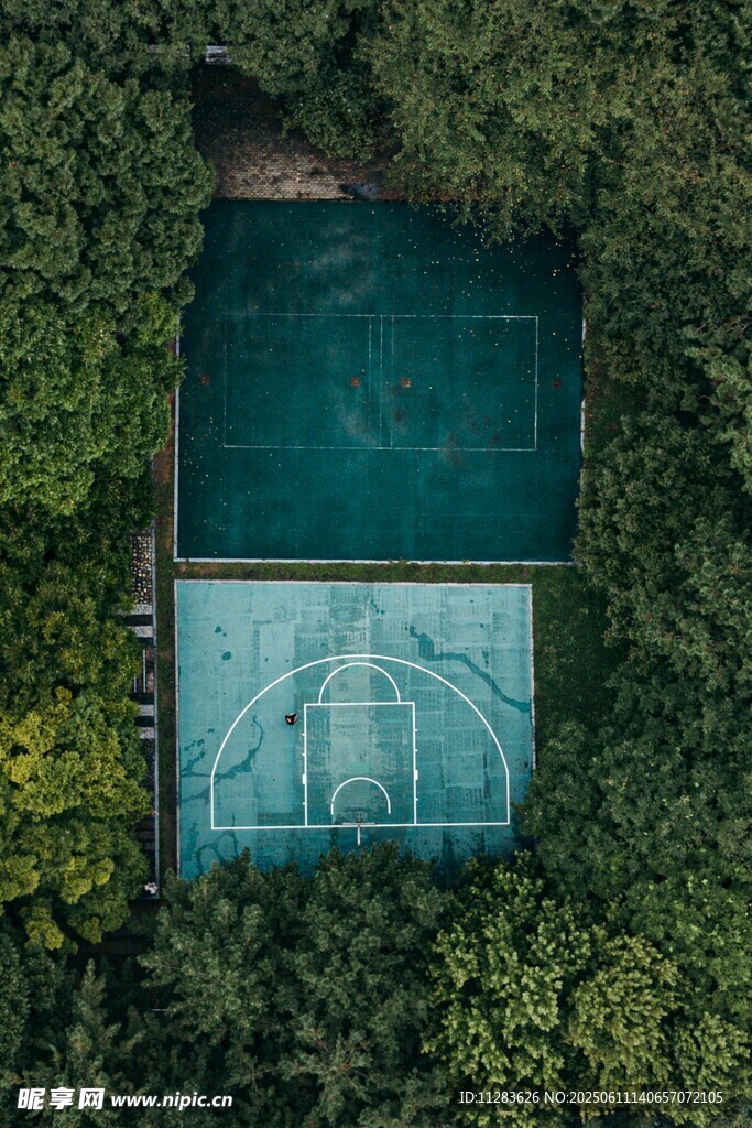 空中俯瞰网球场与绿植