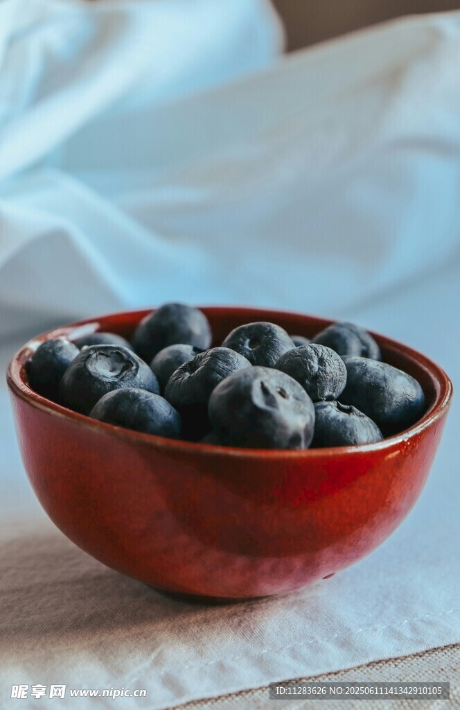 红碗中的新鲜蓝莓
