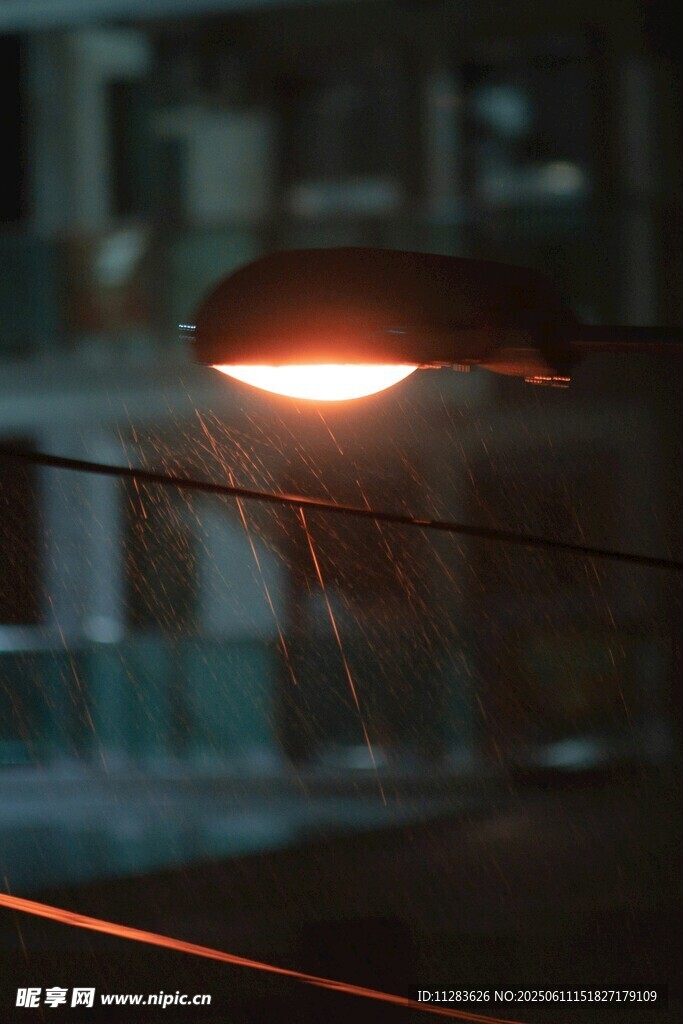 雨夜中发光的街边路灯