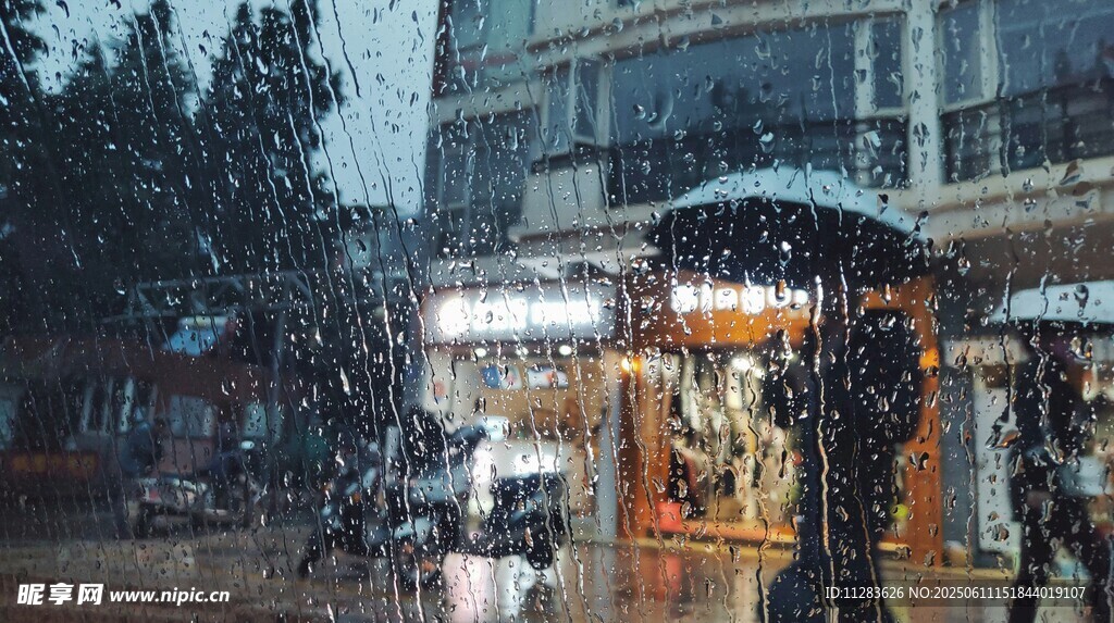 雨中街边小店的温馨景象