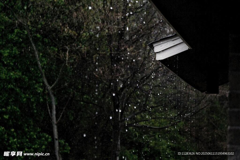 雨中屋檐下的细密雨丝