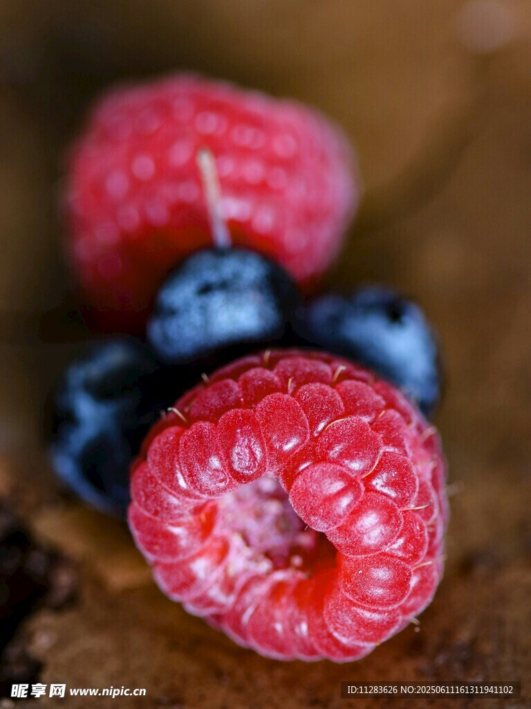 新鲜树莓与蓝莓特写
