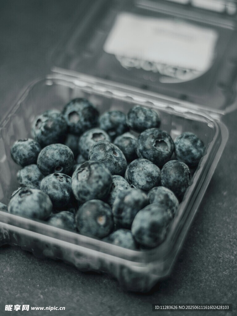 透明盒中饱满新鲜蓝莓